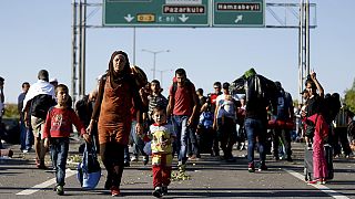 Miles de refugiados permanecen bloqueados en la frontera turco-griega