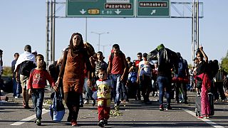 Refugiados aguardam em autoestrada turca para entrar na Grécia