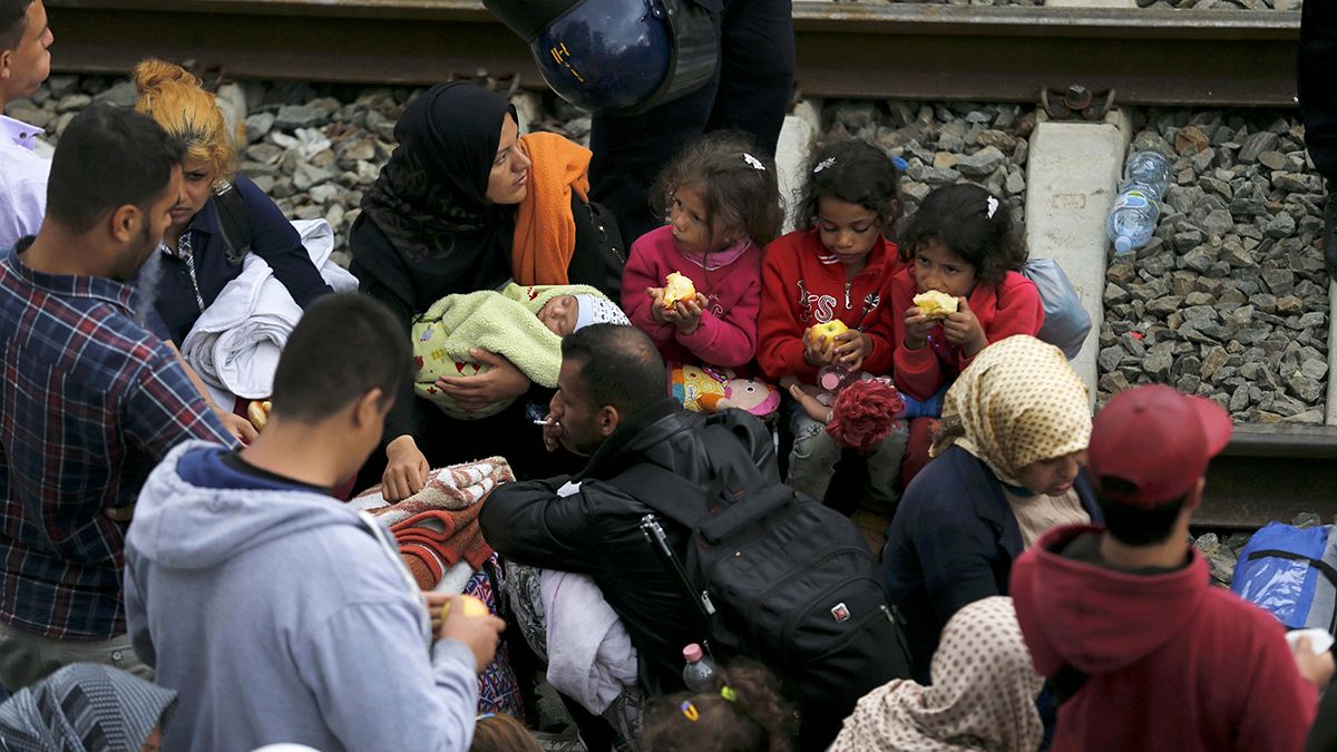 اللاجئون في كرواتيا...ليلة صعبة في العراء تحت المطر قرب محطة توفارنيك