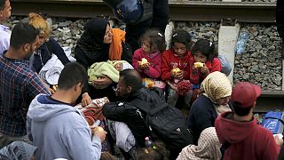 Los refugiados pugnan con la policía en Tovarnik para tomar un tren a Europa central