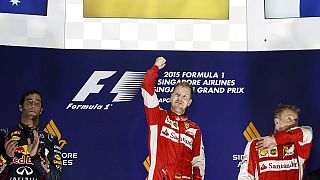Vettel gana el Gran Premio de Singapur y Alonso vuelve a abandonar