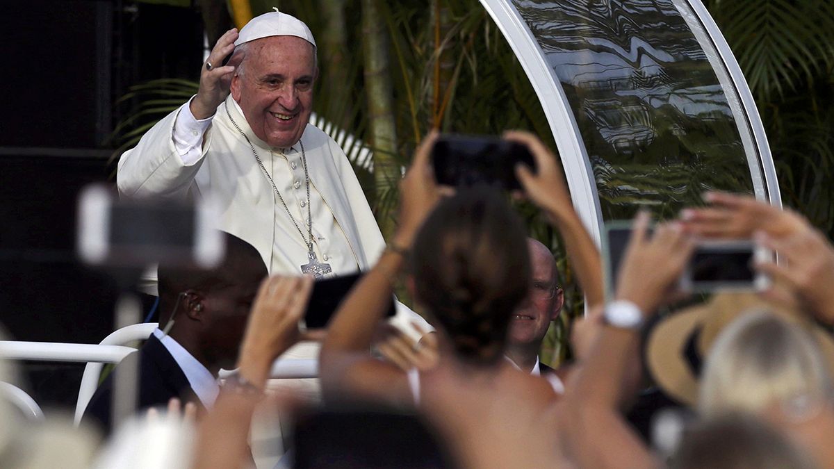 مئات آلاف الكوبيين وراؤول كاسترو يستقبلون البابا فرانسيس في هافانا