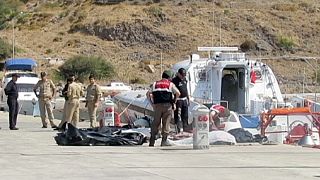 13 muertos en el choque de un ferry y un barco de refugiados en el Egeo