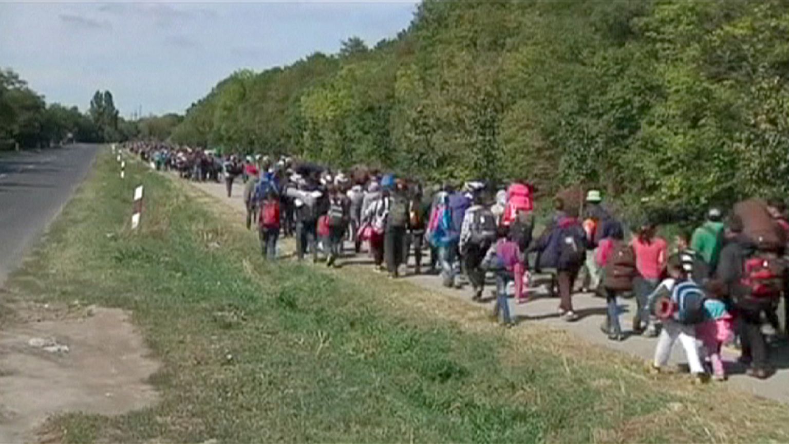 Menekültek ezrei torlódtak fel magyar határszakaszokon