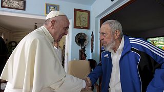 فيدل كاسترو يستقبل البابا فرانسيس في منزله بهافانا