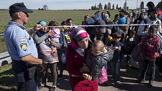 اللاجئون: توقيف حركة القطار والشاحنات مِن وإلى معابر صربية كرواتية مجرية