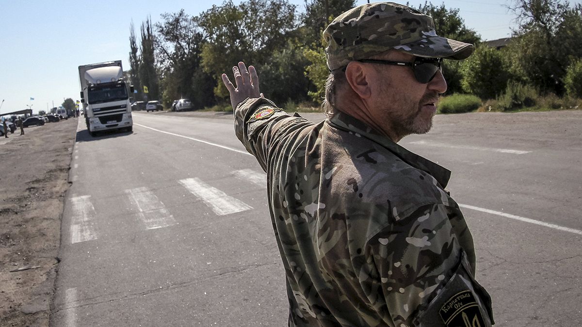 Ουκρανία: Μπλόκα Τατάρων και Δεξιού Τομέα σε φορτηγά προς την Κριμαία