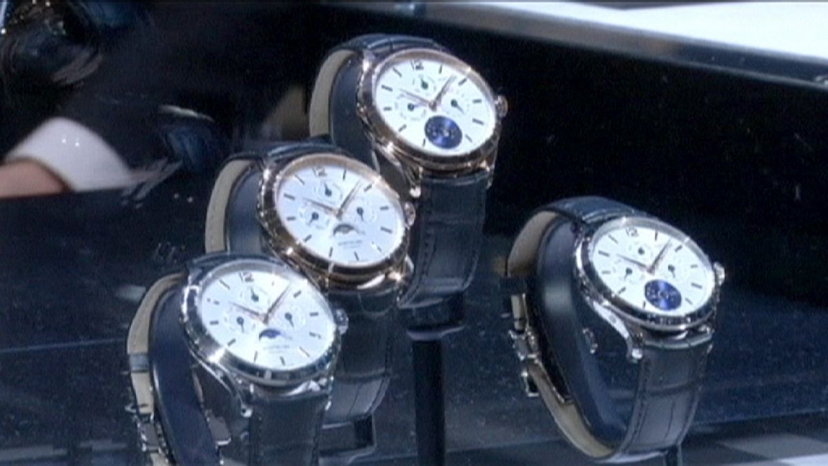 Швейцарские часовщики несут потери из-за бережливости китайцев