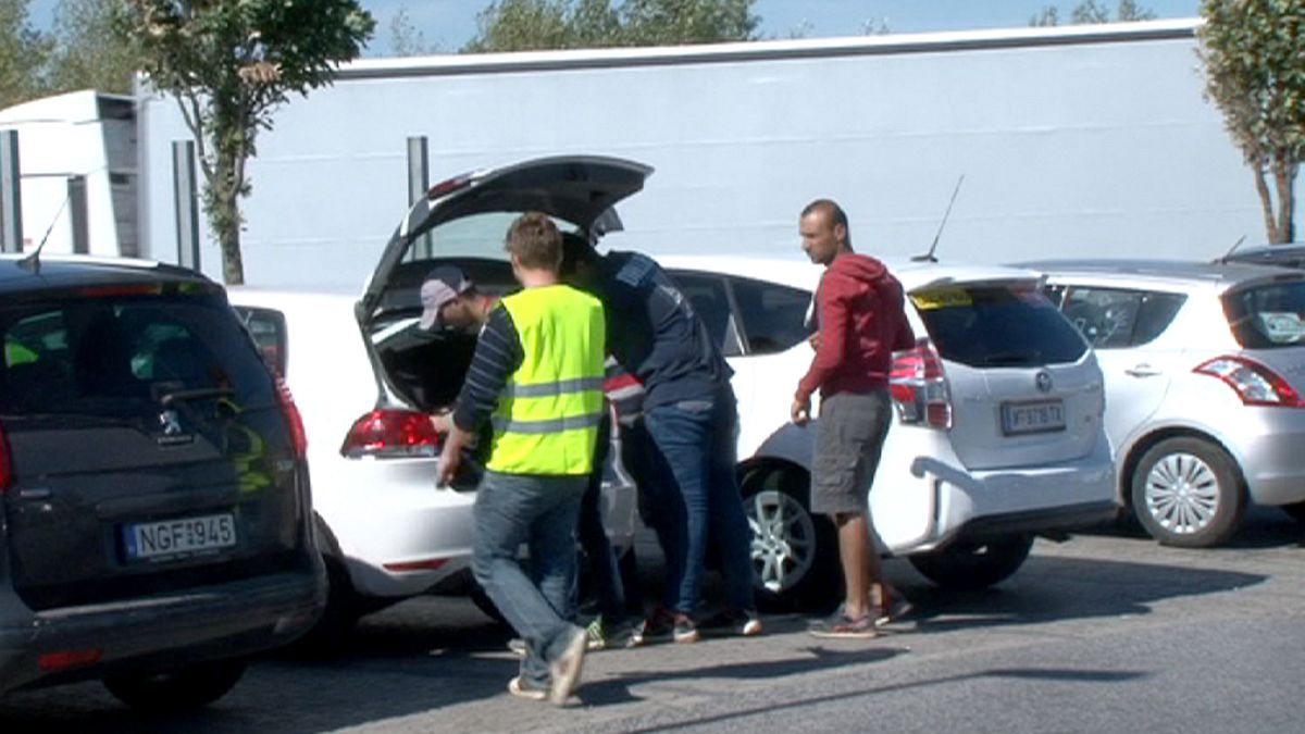 Австрия: водители-добровольцы помогают беженцам