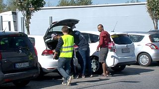 Voluntarios austriacos trasladan gratis a los refugiados