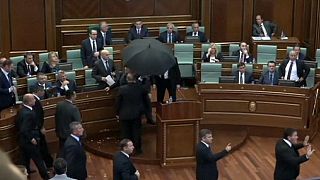 Una lluvia de huevos contra el primer ministro de Kosovo