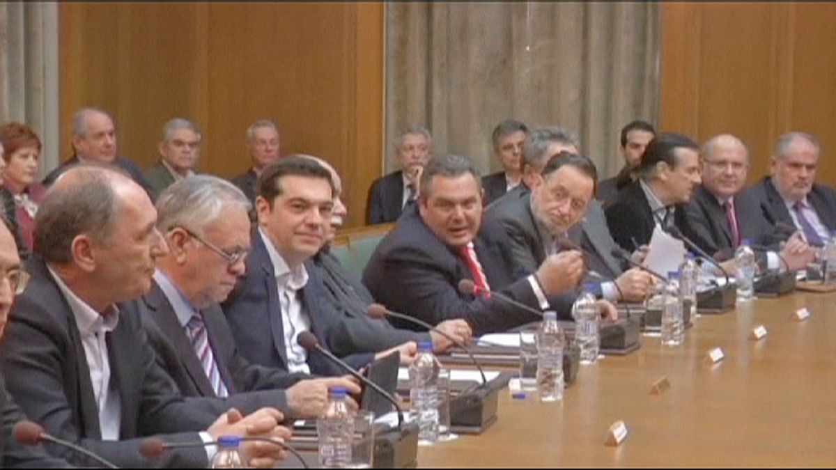 Tsipras presenta un nuevo gabinete de continuidad con Tsakalotos de súperministro económico