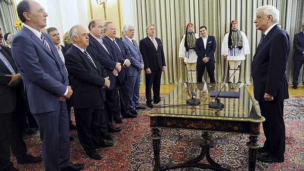 اعضاء حكومة تسيبراس الجديدة يؤدون القسم الدستوري اعضاء حكومة تسيبراس الجديدة يؤدون القسم الدستوري