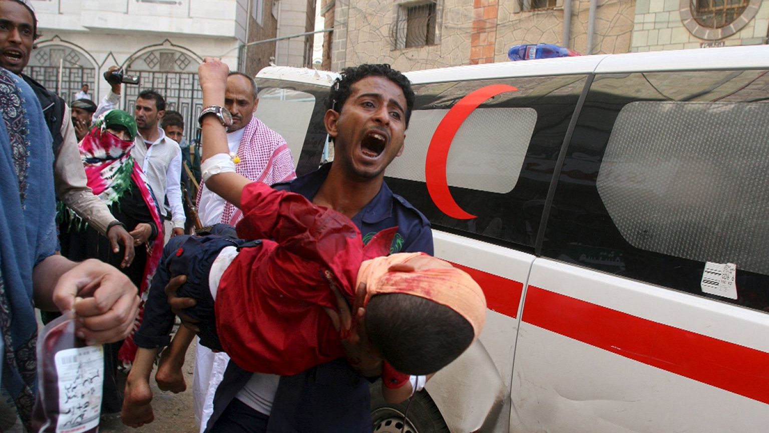 Yemen'deki cami saldırısı amatör kamerada