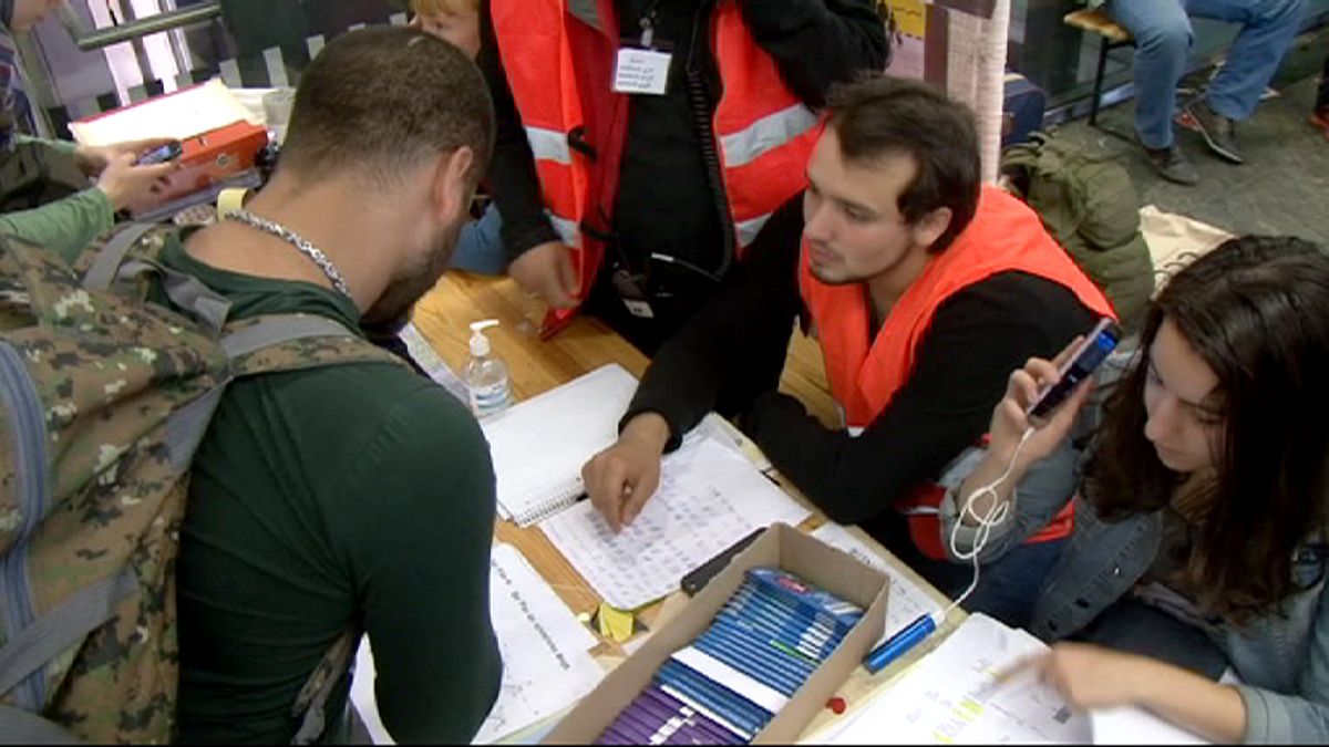 متطوعون من المجر يطورون تطبيقا هاتفيا لمساعدة اللاجئين