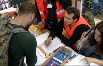 Civilek appja segíti a menekülőket útjuk során