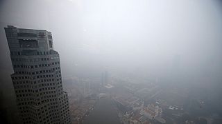 La niebla que no deja ver el sol en Singapur