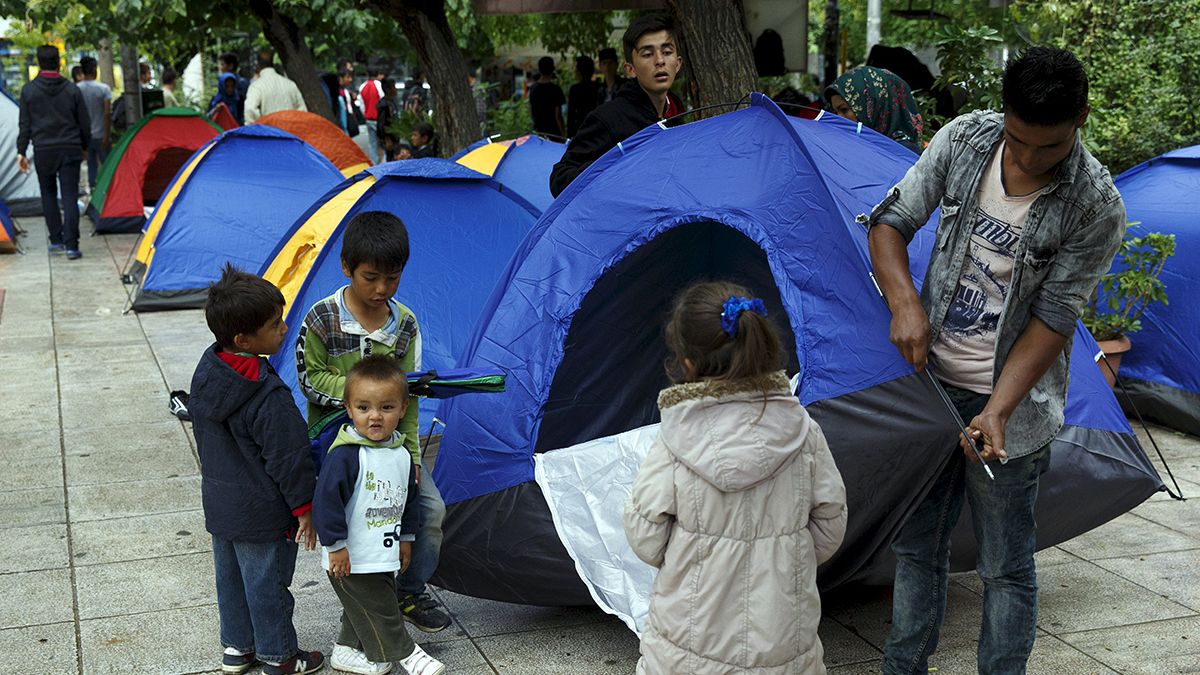 Thousands of migrants make camp in central Athens