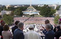 Ο Πάπας Φραγκίσκος χαιρετά το πλήθος έξω από το Κονγκρέσο