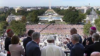 پاپ فرانچسکو، به جمعیت حاضر در بیرون کنگره آمریکا درود می فرستد.
