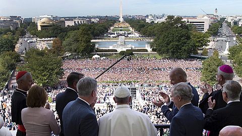Francisco saluda a la multitud desde el Congreso de Estados Unidos