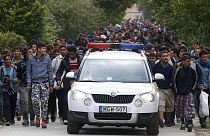 Cruz Vermelha ajuda migrantes esfomeados