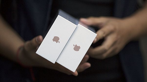 Apple, i nuovi iPhone 6S sbarcano sugli scaffali (ma non in Italia) Apple, i nuovi iPhone 6S sbarcano sugli scaffali (ma non in Italia)