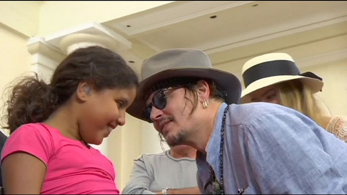 Johnny Depp is segített a hallókészülékek átadásán