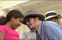 Johnny Depp is segített a hallókészülékek átadásán