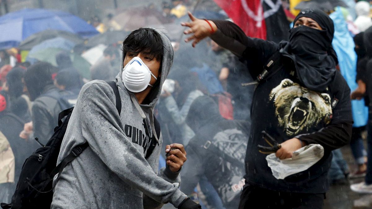 Meksika'da öfkeli göstericiler kaybolan 43 öğrenciyle ilgili hükumeti protesto etti