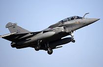 Frankreich fliegt erstmals Luftangriffe gegen IS-Stellungen in Syrien