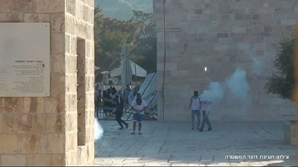 Palestinians clash with Israeli security forces at al-Aqsa Mosque Palestinians clash with Israeli security forces at al-Aqsa Mosque