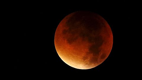 La superluna ilumina de rojo el cielo