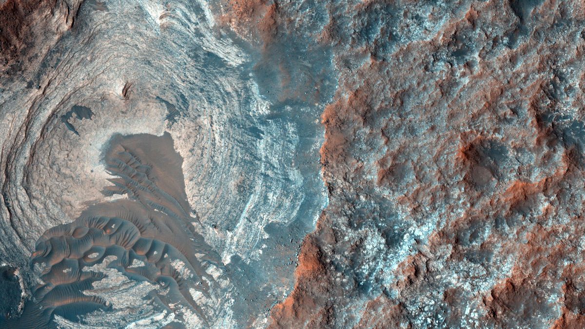 NASA discovers evidence of "liquid briny water" flowing on Mars