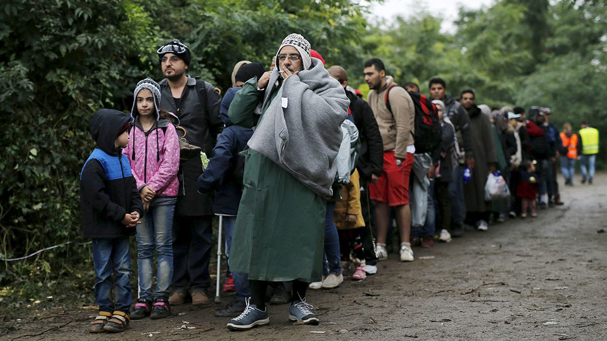 Ni la lluvia, ni las bajas temperaturas enfrían el sueño europeo de miles de refugiados