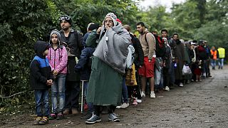 Ni la lluvia, ni las bajas temperaturas enfrían el sueño europeo de miles de refugiados