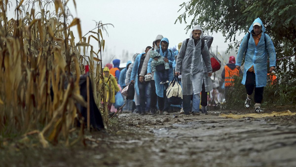لاجئون يعبرون الحدود بين صربيا وكرواتيا
