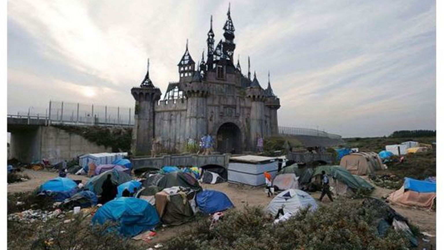 O Banksy μετατρέπει την «Dismaland» σε άτυπο καταυλισμό μεταναστών