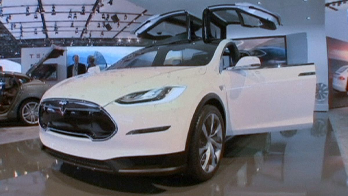 Tesla начинает продажи кроссовера Model X