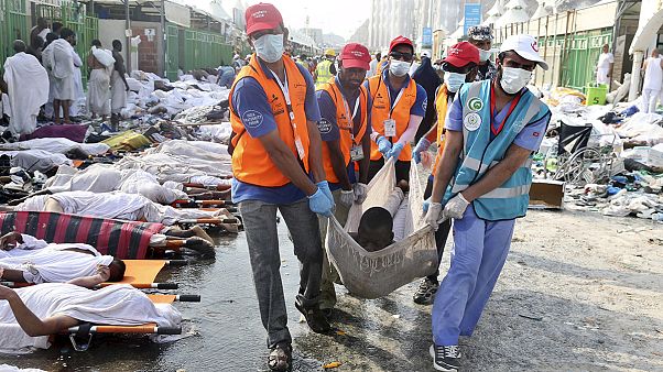 الرياض توزع 1100 صورة للتعرف على ضحايا حادثة التدافع في منى الرياض توزع 1100 صورة للتعرف على ضحايا حادثة التدافع في منى