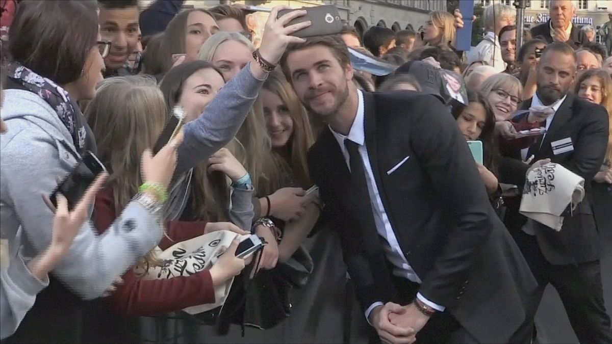 Liam Hemsworth sorgt für Jubel in Zürich
