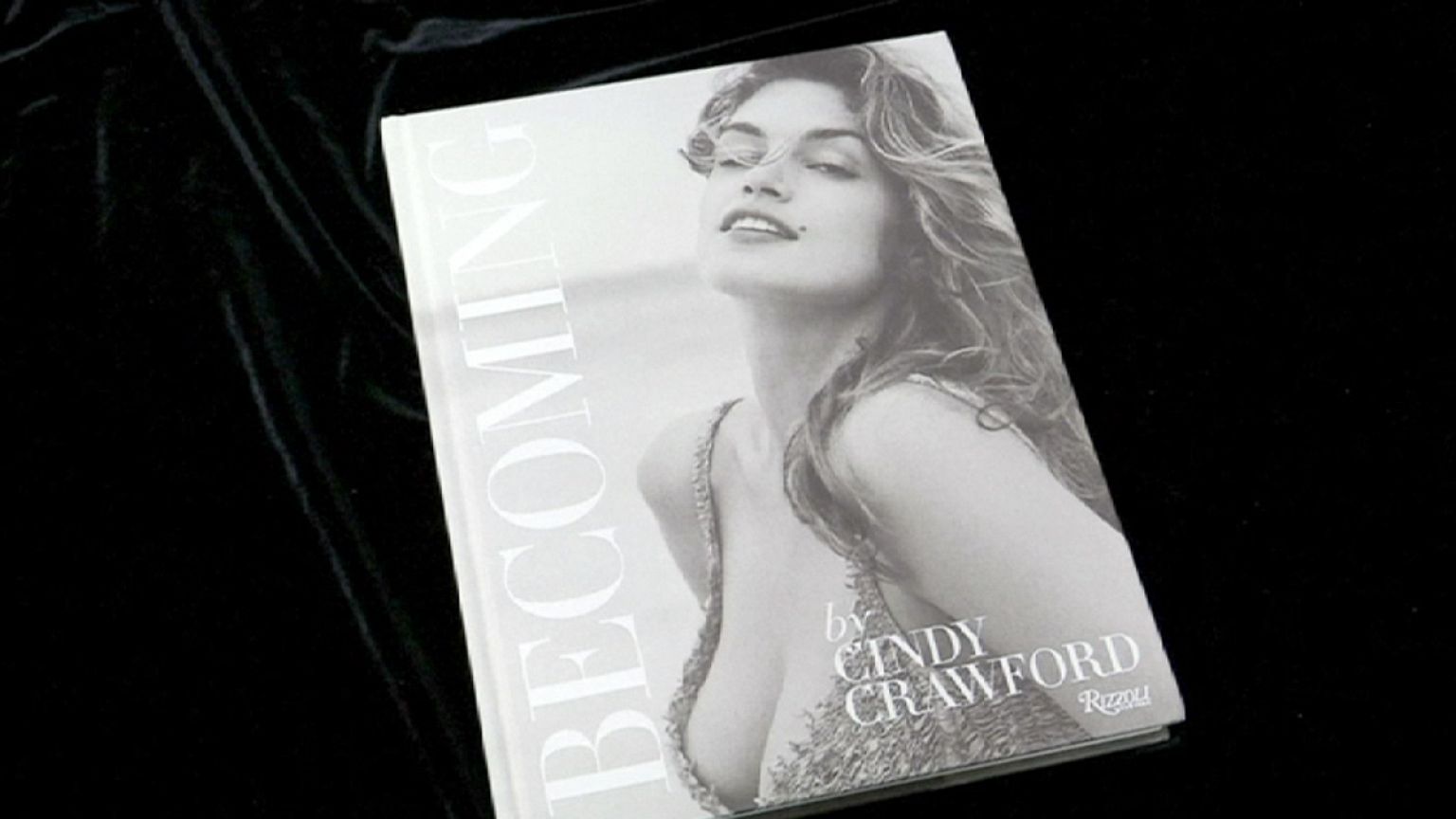 Megjelent Cindy Crawford önéletrajzi albuma