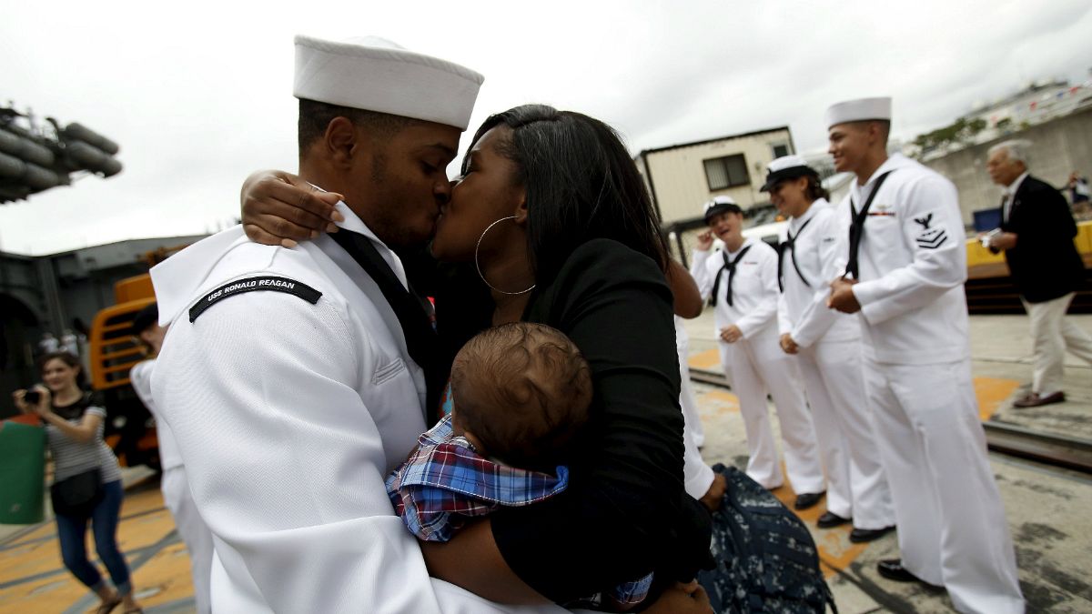 A USS Ronald Reagan matrózai hazatérnek