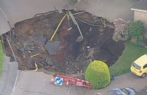 حفرة كبيرة تجبر السلطات البريطانية على إخلاء عدد من المنازل بالقرب من لندن