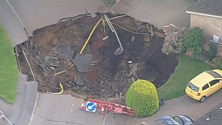 Reino Unido: troço de estrada transformado em "cratera"
