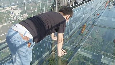 Chine : un pont en verre à 180 mètres du sol