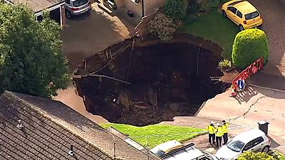UK: a sinkhole appears overnight in a residential area
