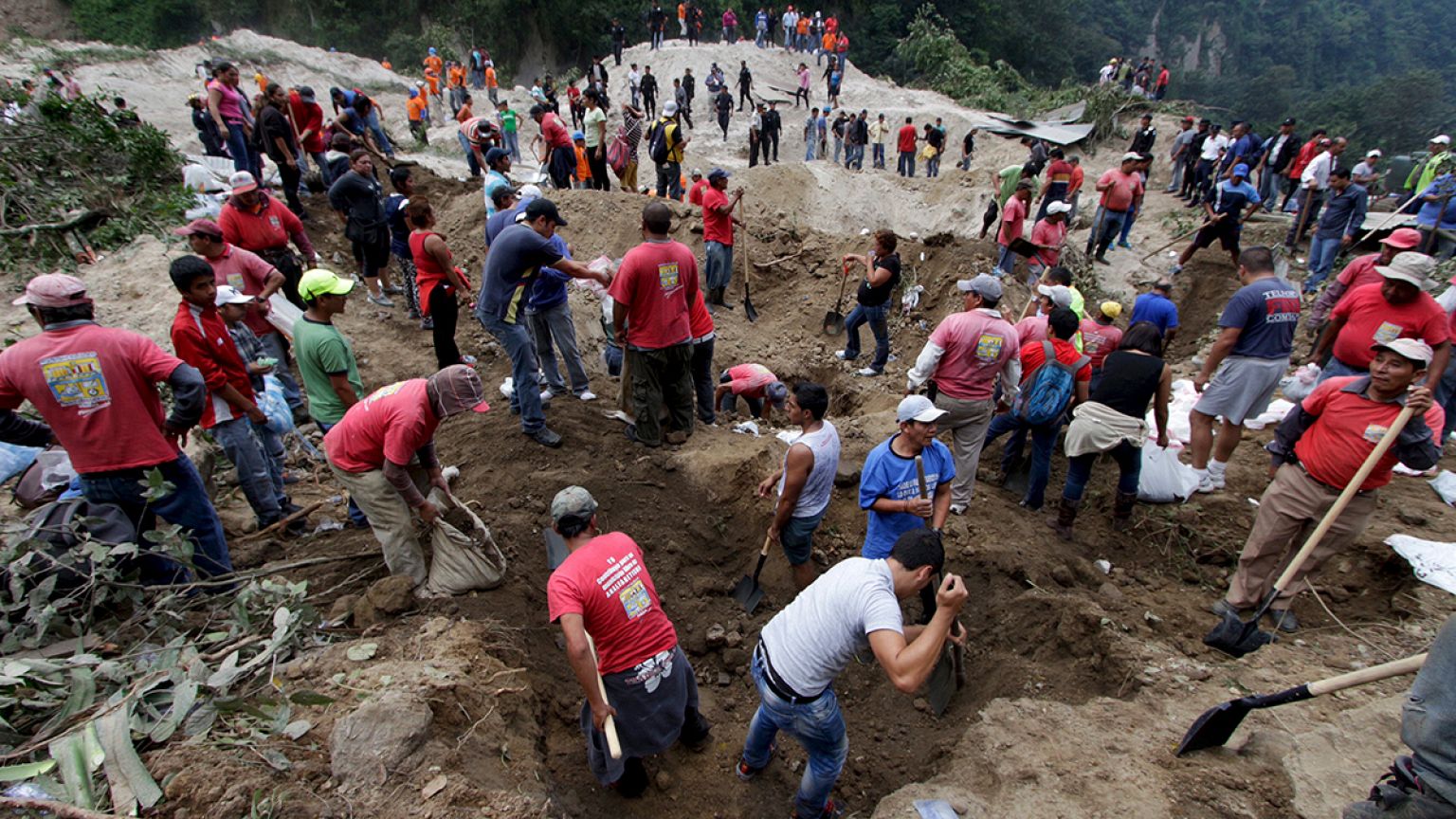 Guatemala: disperati soccorsi a El Cambray, investita da una bomba di fango