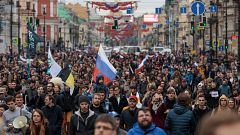 Image: Opposition supporters march in a rally in St. Petersburg