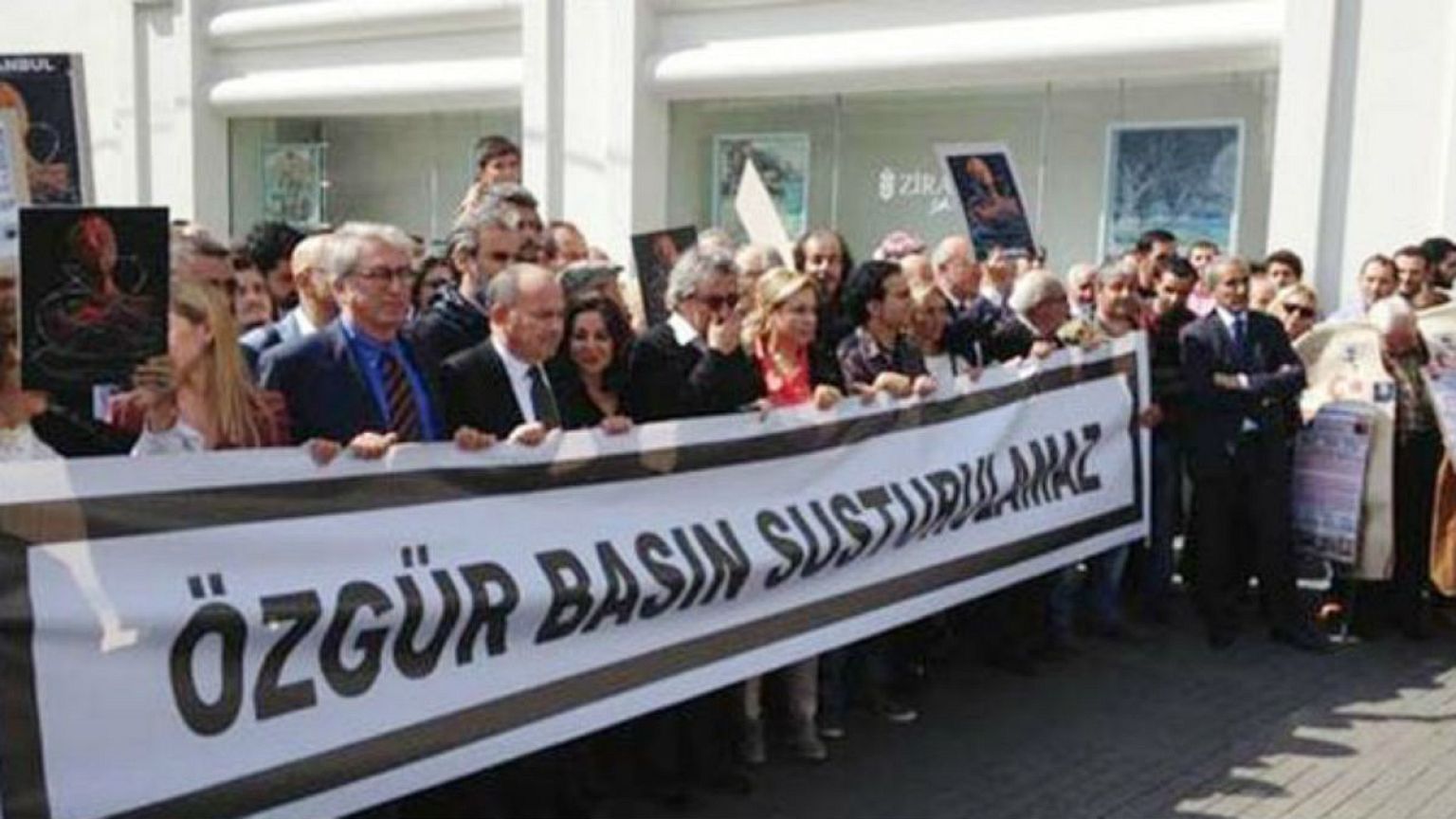 Gazeteciler baskı ve saldırılara karşı yürüyor